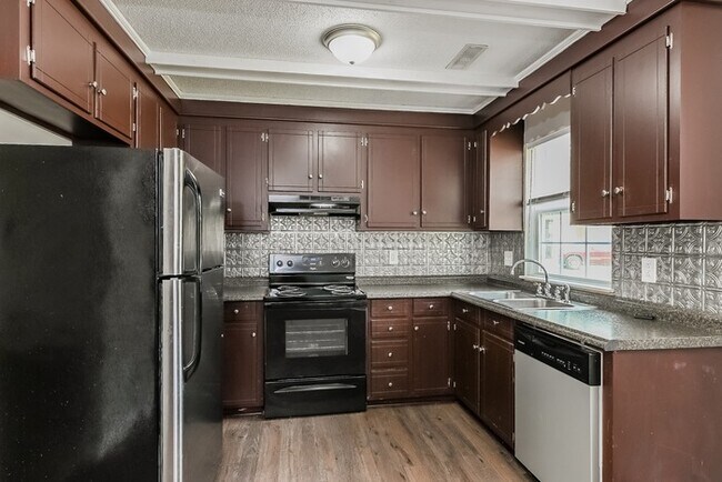 Building Photo - 405 Crestwood Dr