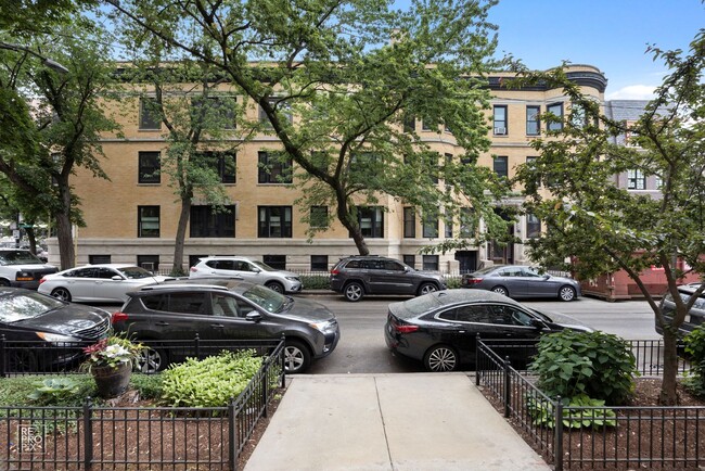 Building Photo - Vintage Lincoln Park Condo with Rooftop De...