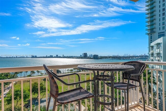 Building Photo - 2000 N Bayshore Dr