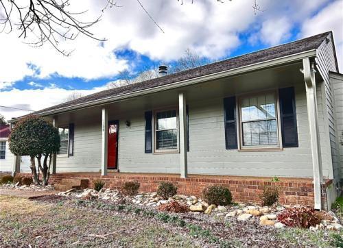 Building Photo - Charming 3 Bedroom Home with Fireplace in ...
