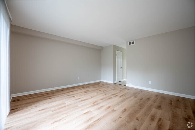 2BR, 1.5BA - 1,000SF - Living Room - Riverside Apartments