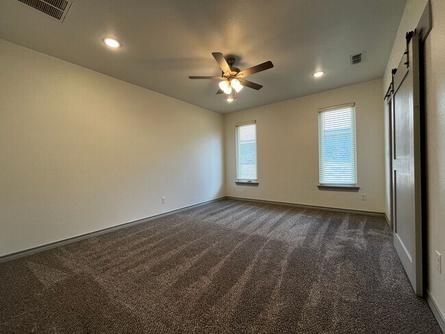 Foto del edificio - MOVE-IN SPECIAL: Fantastic 2 Story 4 Bed Home