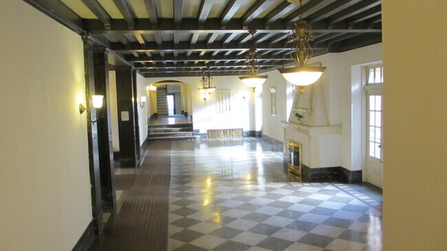 Foto del edificio - 6298 Saunders St