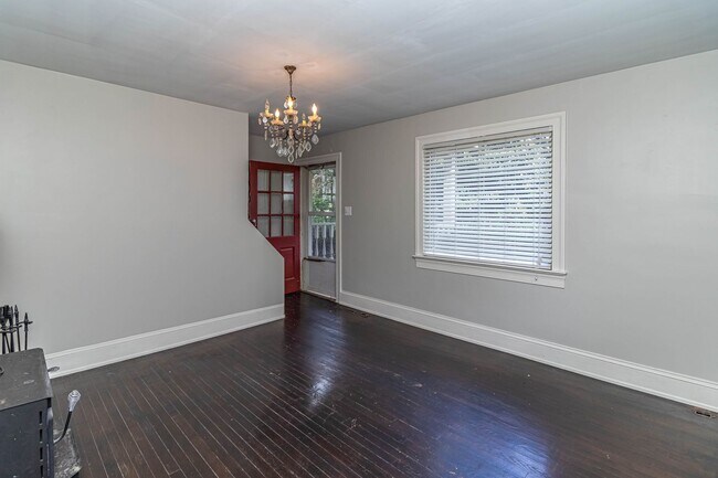 Foto del edificio - CHARMING 2 Bedroom/1 Bathroom w/ Bonus Roo...