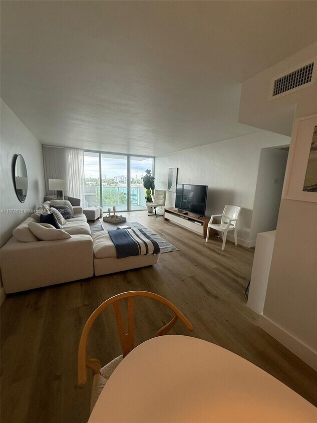 Foto principal - 1200 West Ave