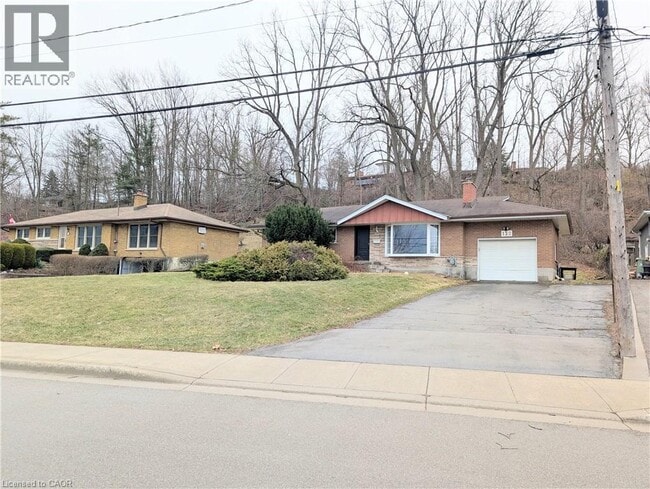 Building Photo - 132 Pine Dr