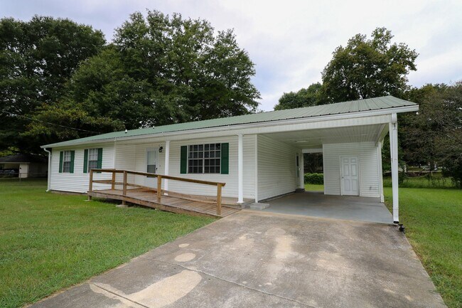 Building Photo - One level Home Close to Town
