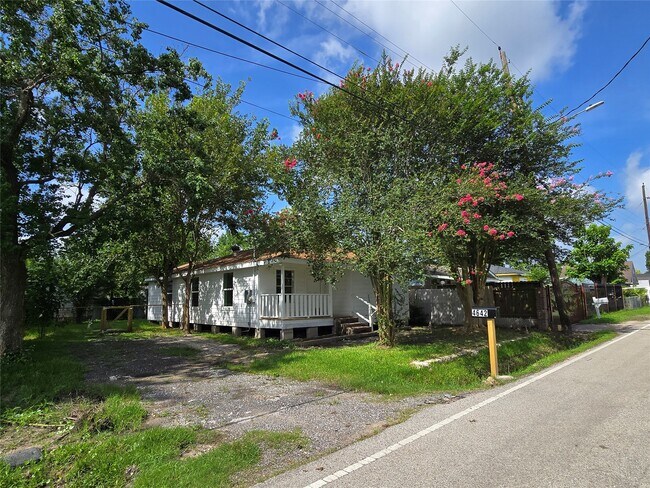 Building Photo - 4642 Mierianne St