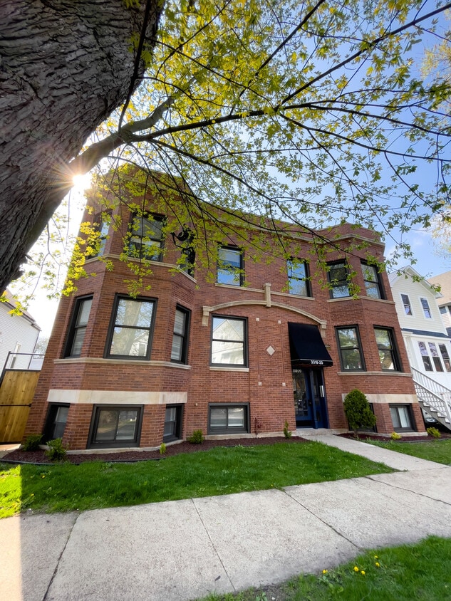 Foto principal - 3318 N Albany Ave