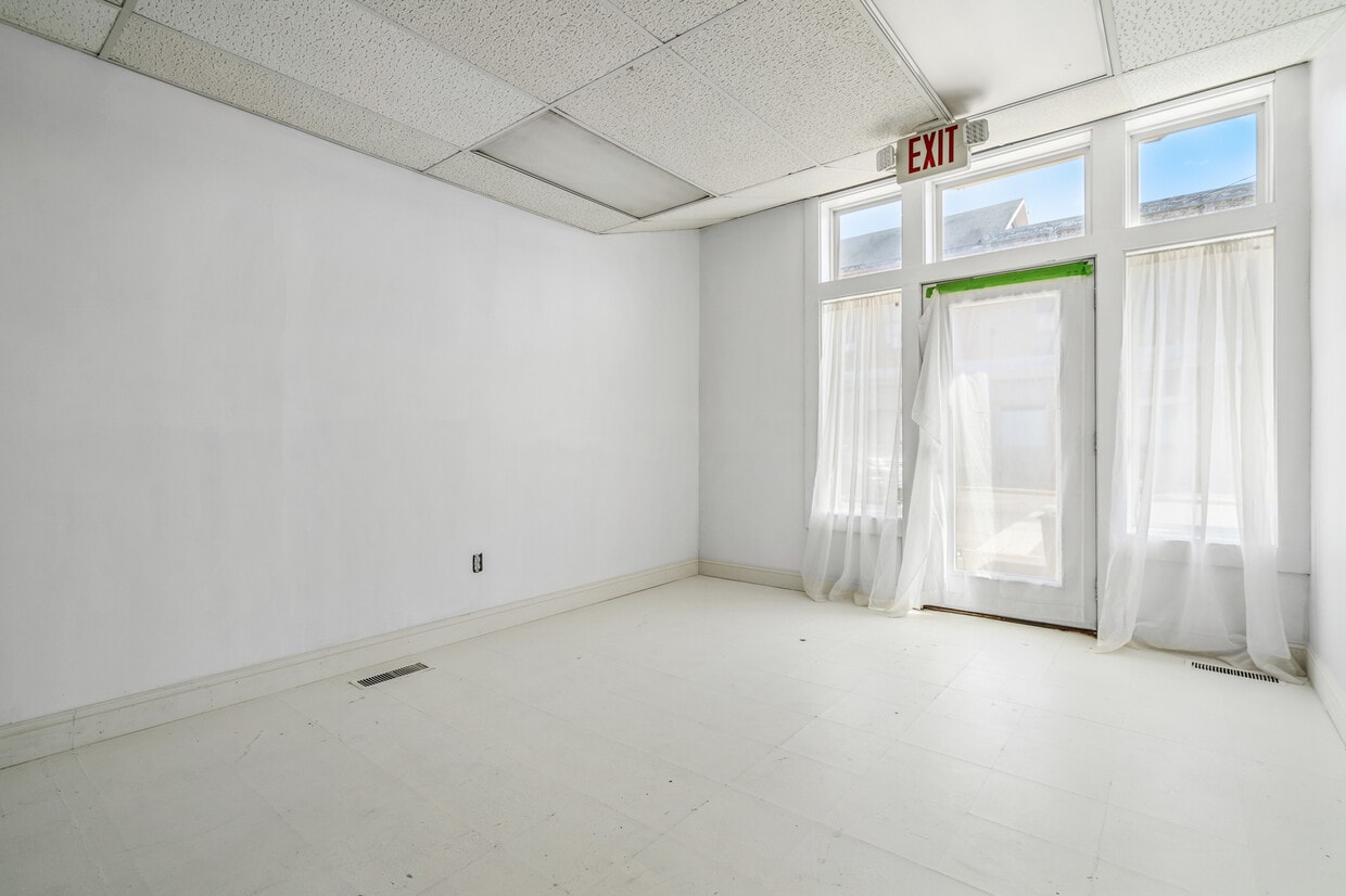 Building Photo - 3 E Washington St