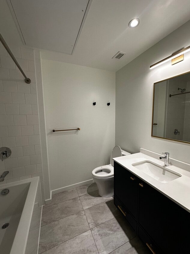 Building Photo - 1807 Larch St