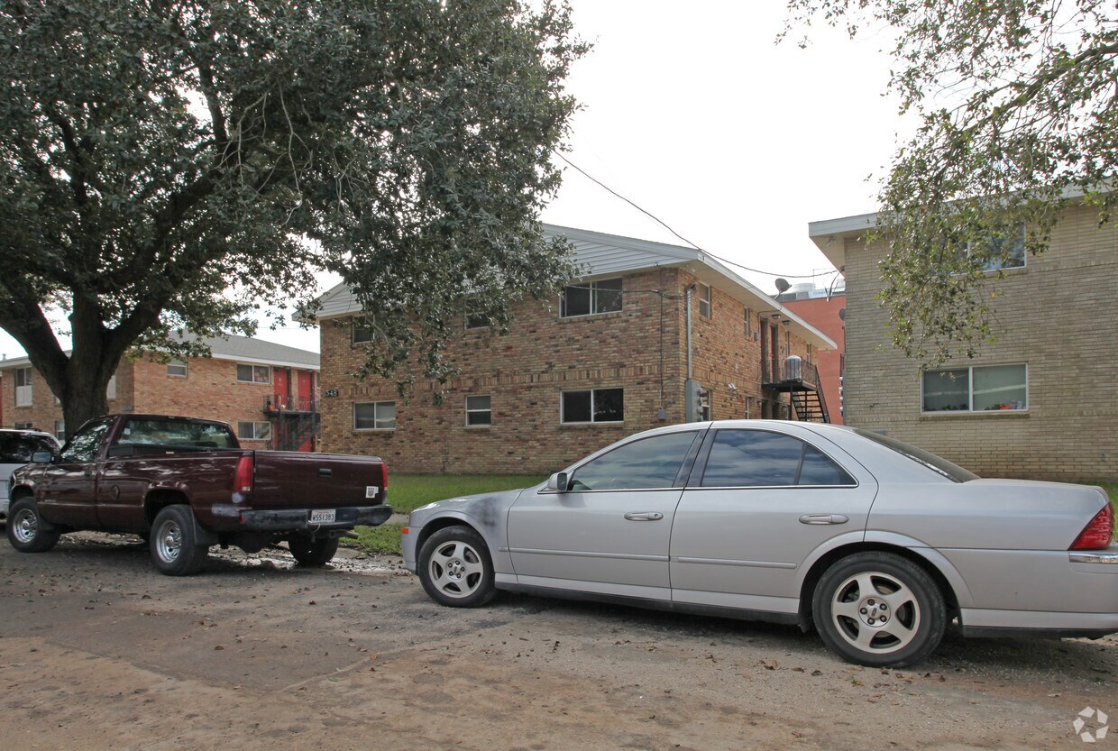 Building Photo - 1548 Aviators St