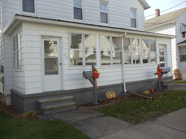 Building Photo - 376 Miller St