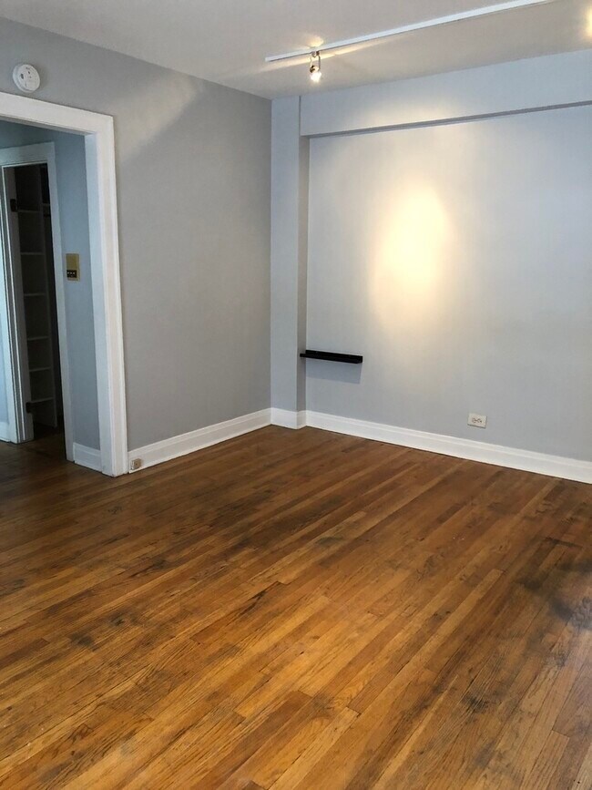 Foto del edificio - 2324 N Lincoln Park W