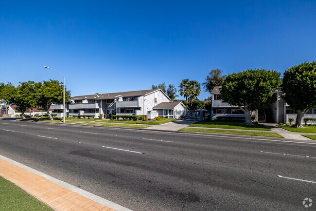 Foto del edificio - Brookhurst Village