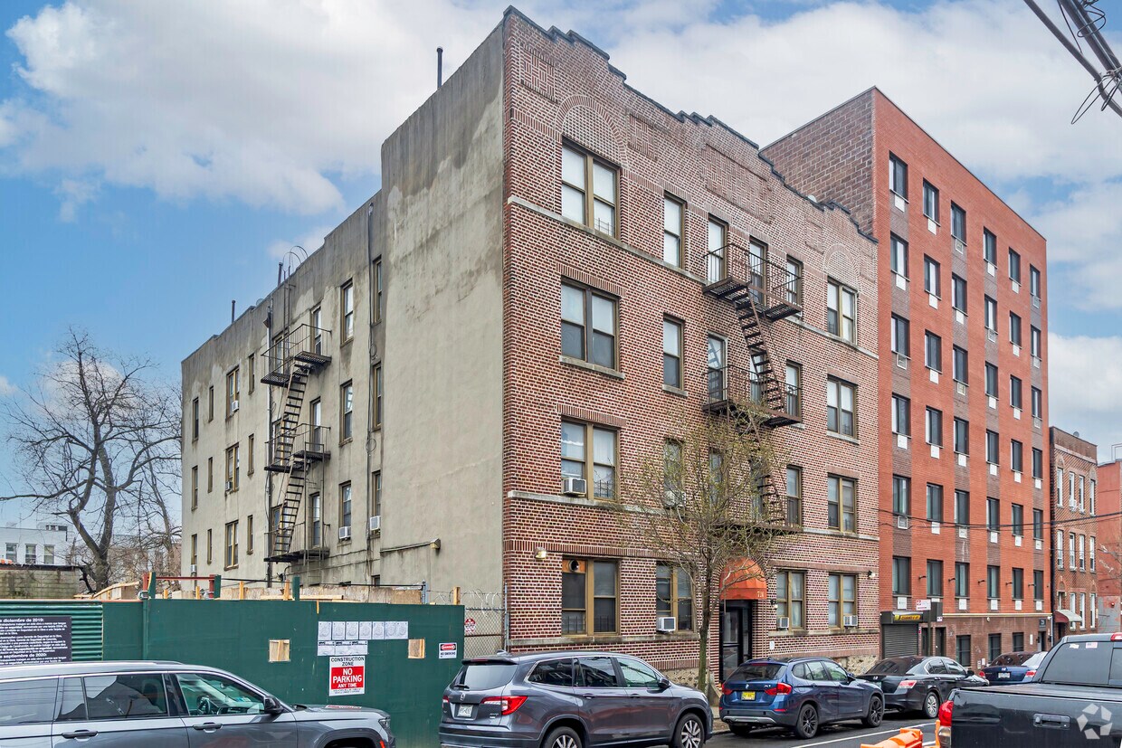 Foto principal - 724 E 216th