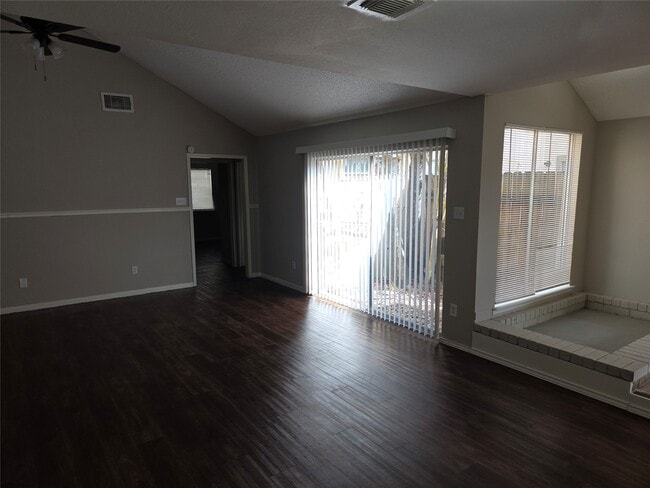 Foto del edificio - 6303 Gladewell Dr