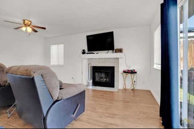 Living Room 2 - Furnished - 6213 Castle Cary Dr