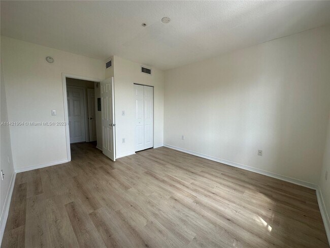 Foto del edificio - 6861 SW 44th St