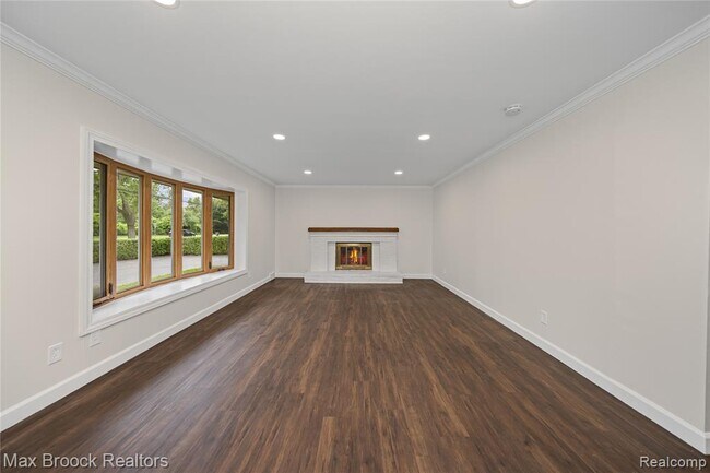 Foto del edificio - 6695 Lahser Rd