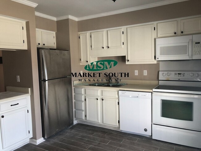 Building Photo - LARGE FENCED YARD IN POOLER!