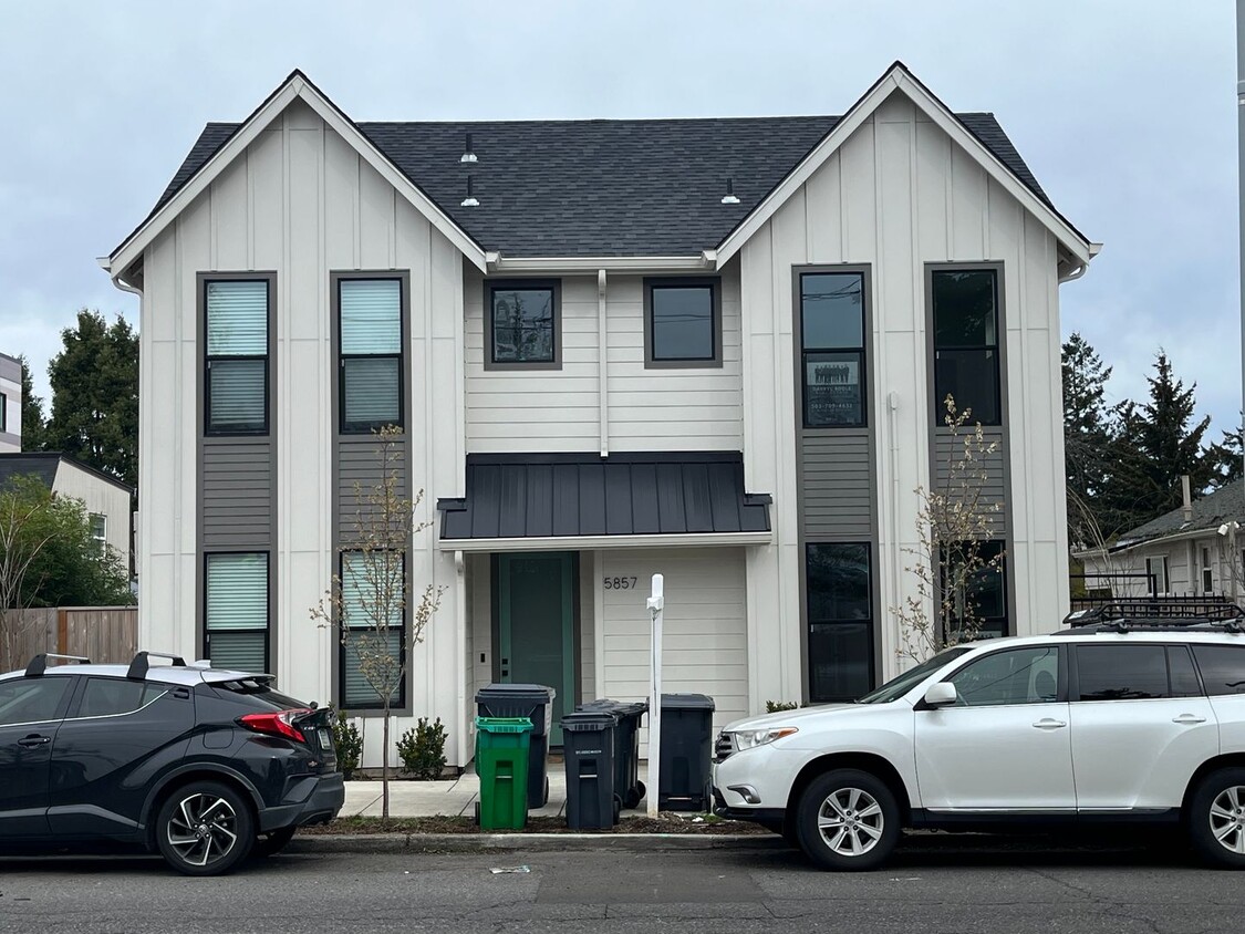 Modern 2-Bed, 1.5-Bath Condo with Custom Kitchen, Private Patio, and Prime Location - Modern 2-Bed, 1.5-Bath Condo with Custom Kitchen, Private Patio, and Prime Location