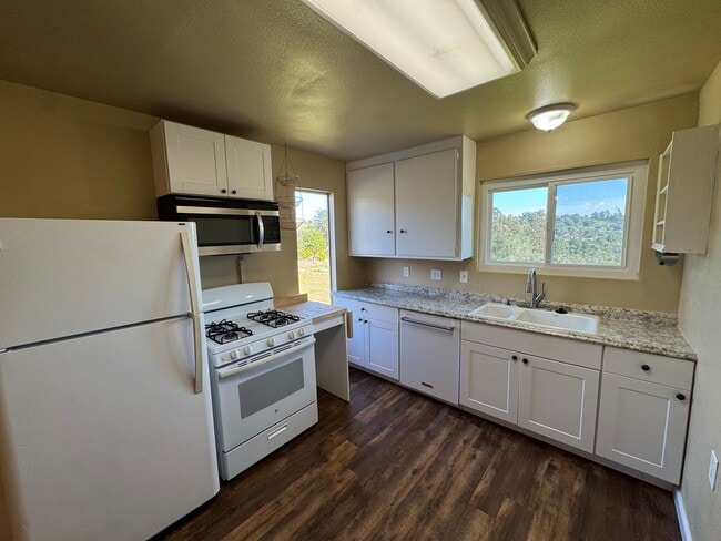 Building Photo - 2 Bedroom 1 Bathroom ADU