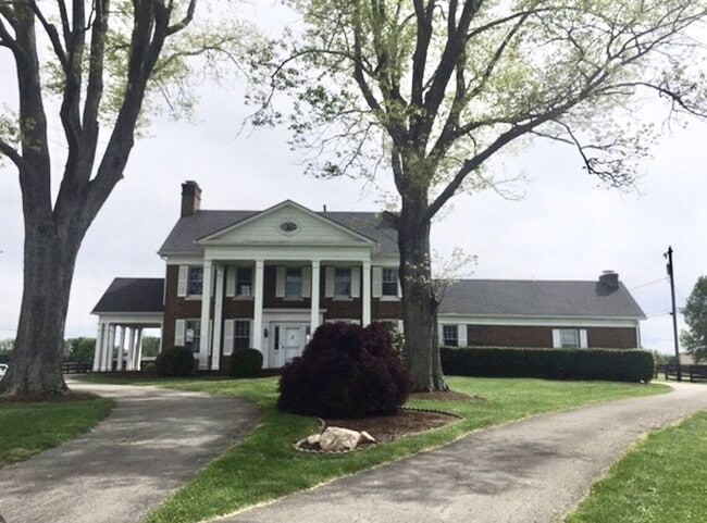 Kentucky mansion overlooking horse farm with stunning views 260323 - Kentucky mansion overlooking horse farm with stunning views    260323 House