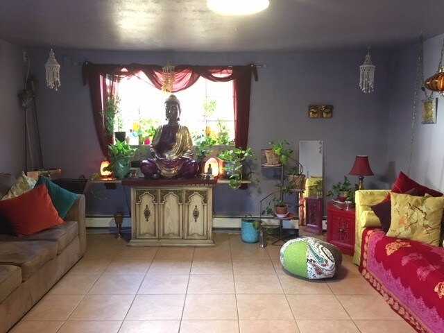 Large living room - 1310 Vassar Dr SE