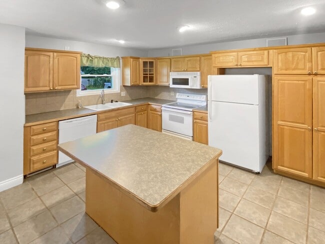Building Photo - Beautiful 3 bedroom 2.5 bath ranch style h...