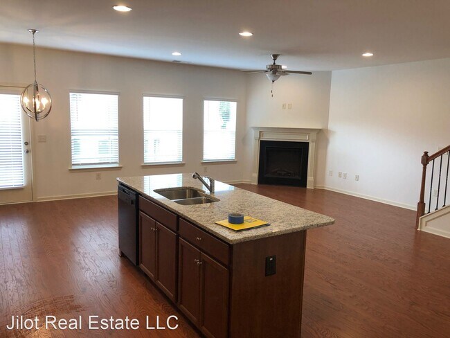 Building Photo - 3 br, 2.5 bath House - 6218 Thorncrest Dr.