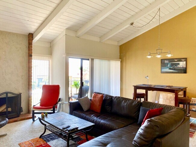 Foto del edificio - FOR RENT 1Br/1.5Ba 1,207SF Comfortable Two...