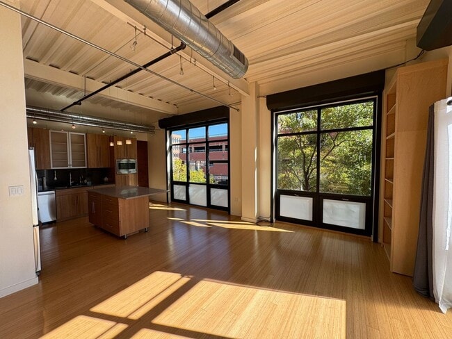 Building Photo - 1360 Walnut St