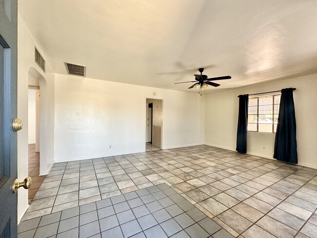 Foto del edificio - 1150 N Jones Blvd