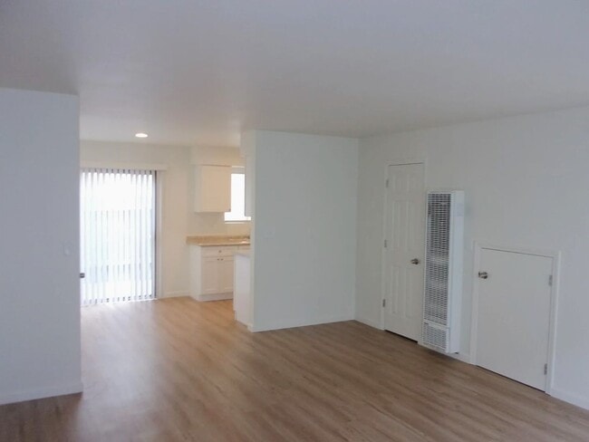 Building Photo - Updated and Renovated 2-Bedroom Townhouse in Lompoc