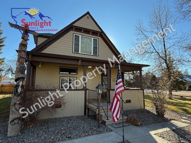 Building Photo - "Charming 3-Bed Joliet Retreat: Spacious 1750 Sq Ft, 2 Bath Home with Hardwood Elegance & Cozy Fi...