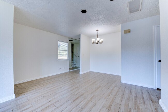 Building Photo - 2137 Casa Rio Cir