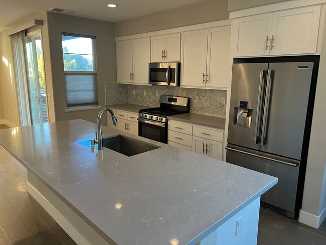 Building Photo - CONTEMPORARY BRIGHT SPACIOUS TOWNHOME WITH...