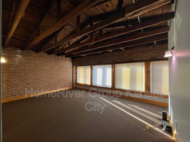 Building Photo - 708 Main St