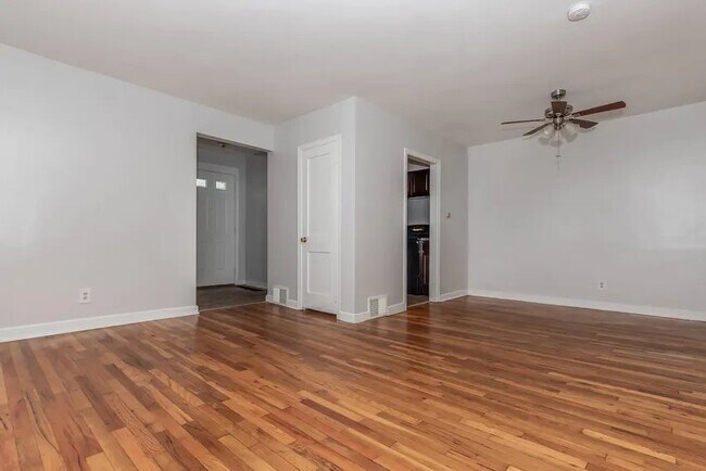 Building Photo - 114 Wayne Rd