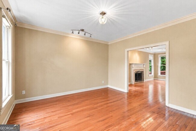Building Photo - 3535 Claridge Dr NE