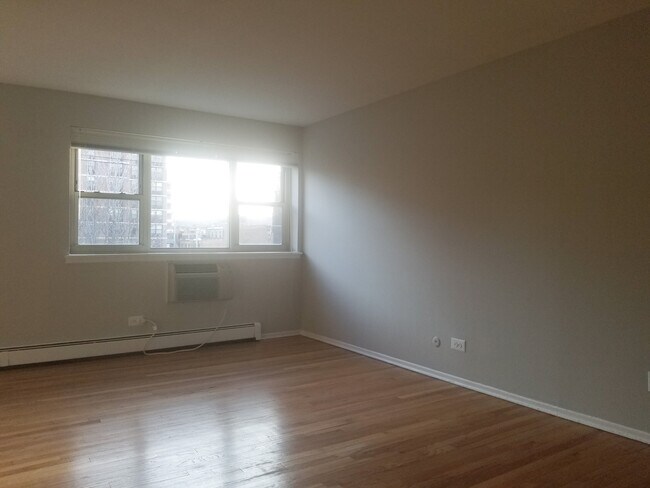 Foto del edificio - 535 W Briar Pl