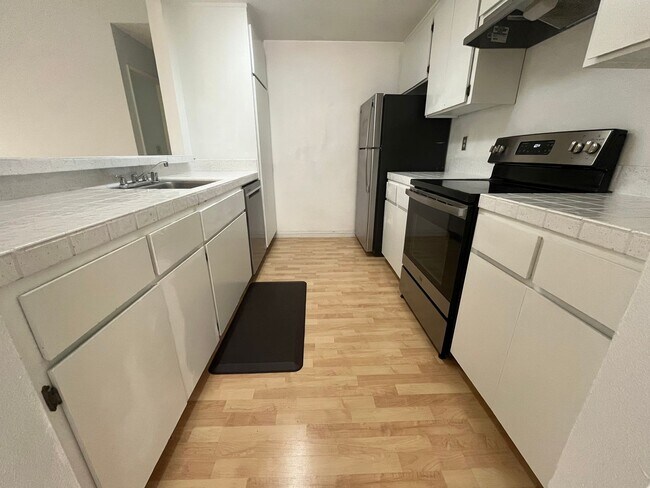 Building Photo - Updated 2 bedroom 2 bath condo with easy a...