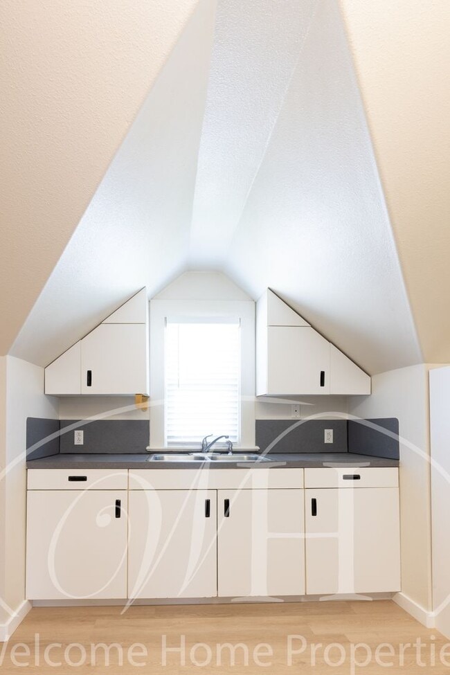 Building Photo - Spacious Attic Apartment Close to WWU