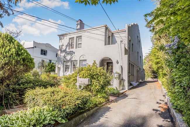 Foto del edificio - 158 Old Mamaroneck Rd