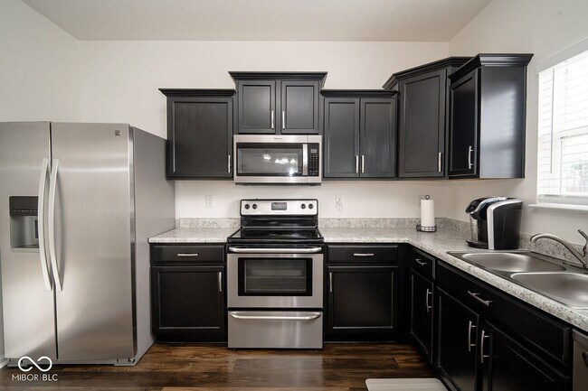 Foto del edificio - Spacious 4-Bedroom Home with Walk-In Closet & Community Pool in Greenwood
