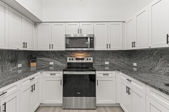 Building Photo - 250 Crestwood Cir