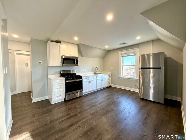 Foto del edificio - 7 Burritt Ave