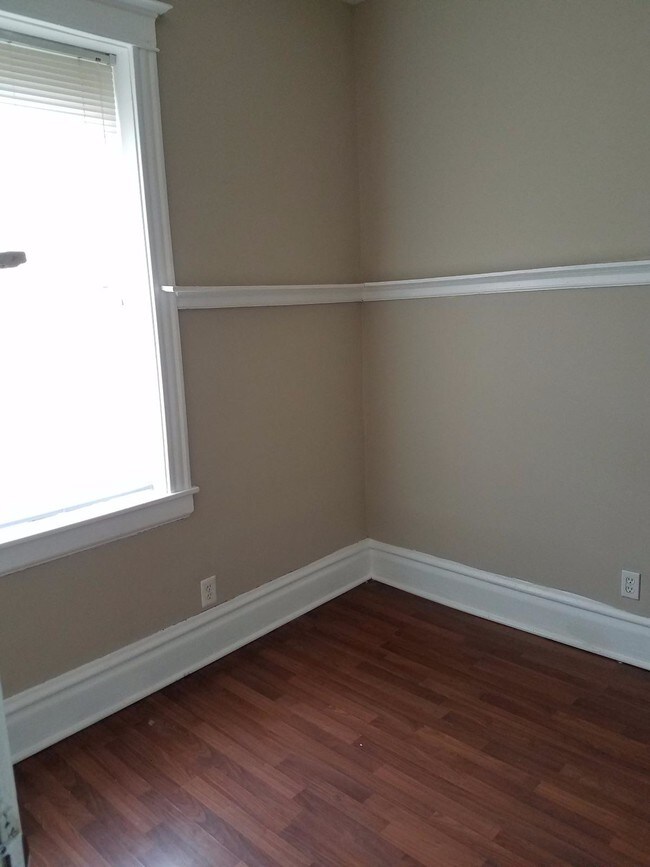 Building Photo - 7122 S Ingleside Ave