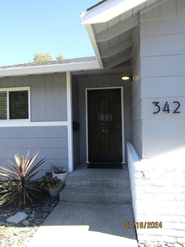 Building Photo - Beautiful 4 Bedroom 2 Bath Home in Santa R...